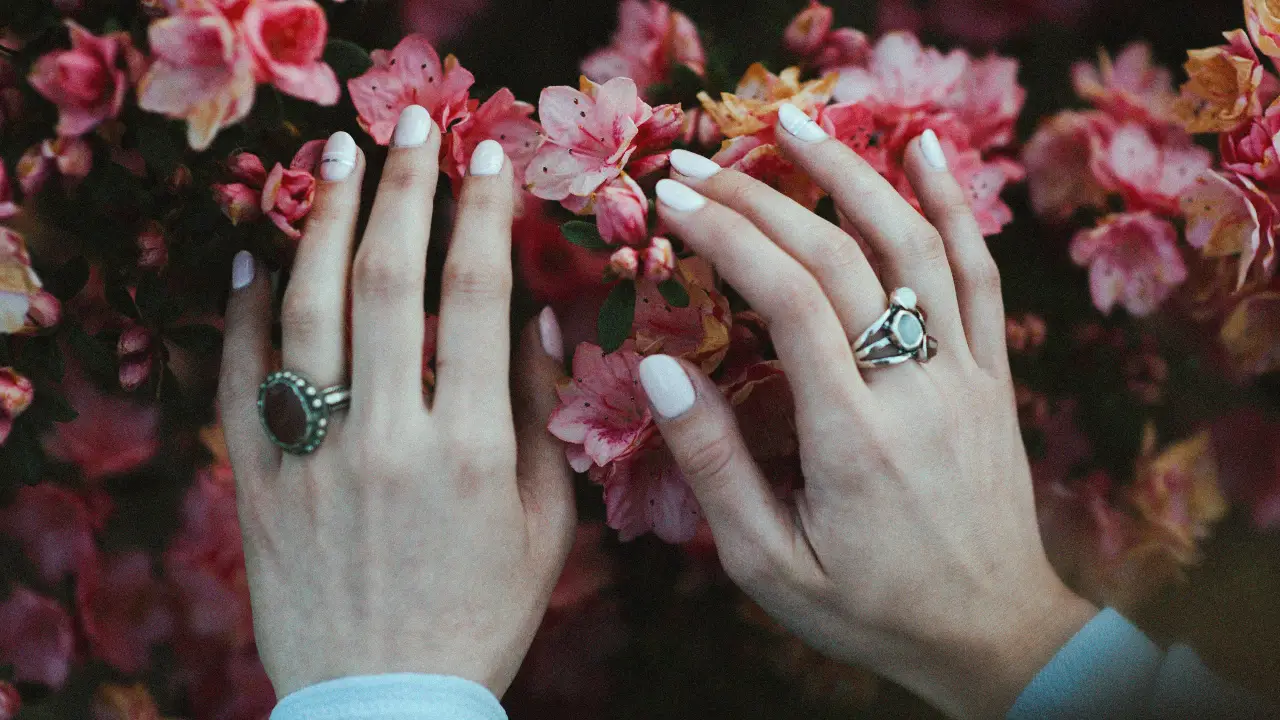 Cloud Dancer milky white nail design