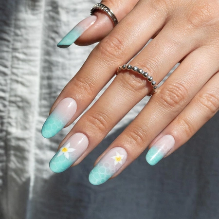 Mint spring nails with a blooming effect and daisy nail art