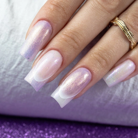 Perłowy manicure w odcieniach bieli i jasnego fioletu na długich kwadratowych paznokciach z opalizującym połyskiem