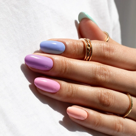 Wielokolorowy pastelowy manicure w odcieniach błękitu, fioletu, różu, brzoskwini i mięty