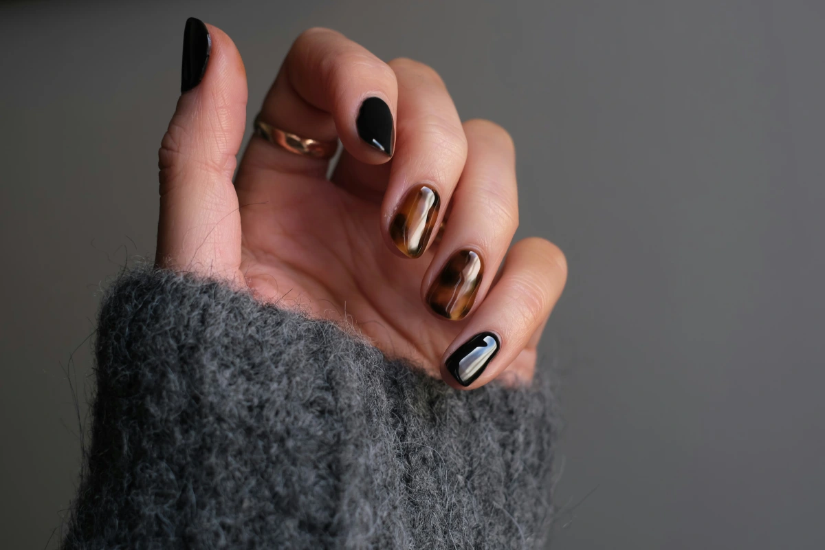 Autumn tortoiseshell nails in amber, brown and black tones