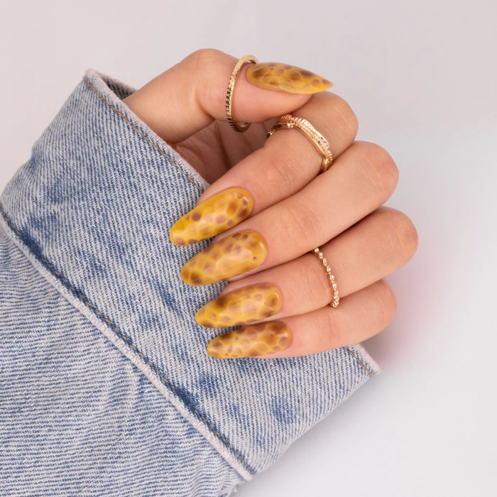 Ongles animal print jaune ambré avec motif inspiré du pelage de la girafe