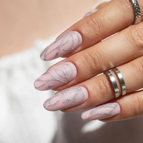 manicure ślubny srebrne akcenty