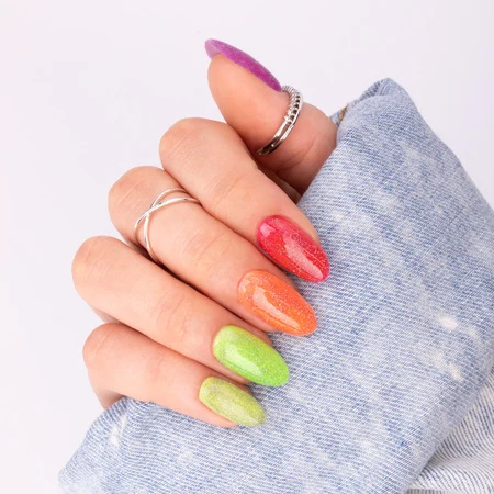 Manucure estivale mix and match avec différents motifs sur les ongles