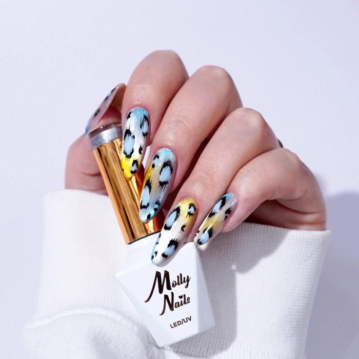 Ongles animal print bleu et or avec taches noires et blanches et vernis Molly Nails