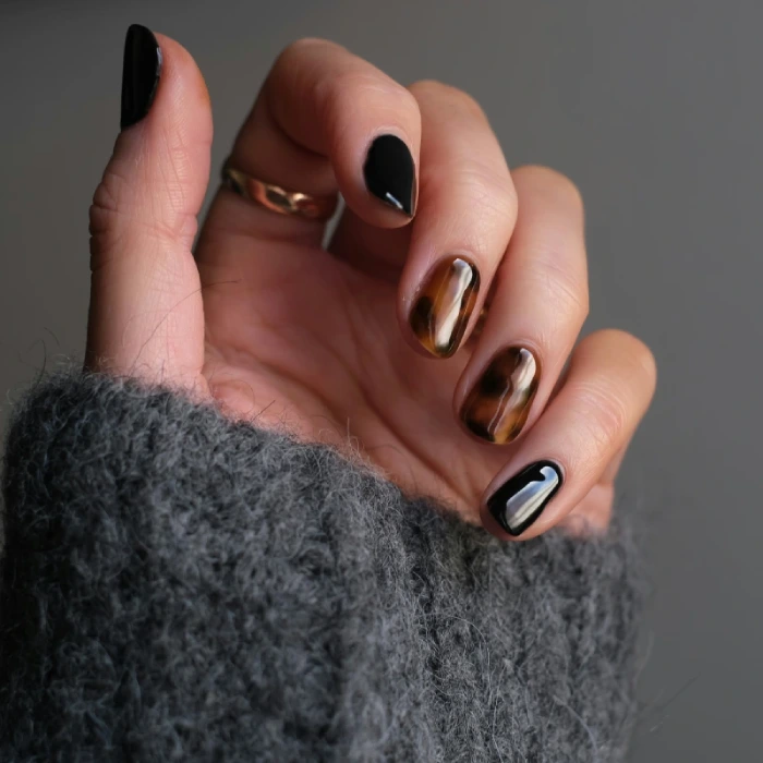 Ongles noirs et bruns effet tortoiseshell inspiré de la carapace de tortue