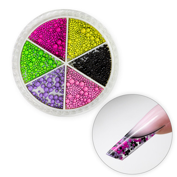 Perles colorées pour la décoration des ongles, présentées dans un coffret