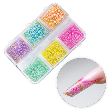 Perline colorate e gel per decorare le unghie in un astuccio