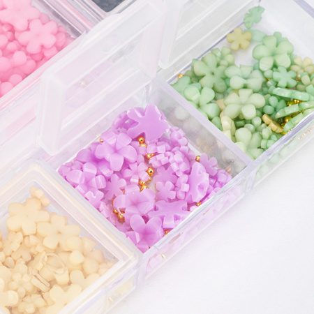 Kasetka z ozdobami akrylowe kwiatki MollyNails mix kolorów Nr 1 ok. 300 sztuk