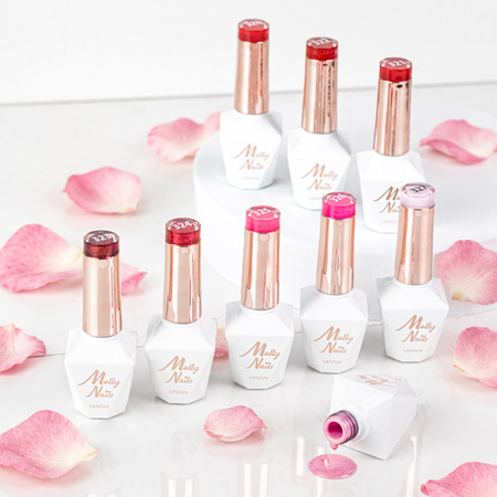 LED/UV-Hybridlack „La Vie en Rouge“ Nr. 320 „First Love“ von MollyNails, HEMA/Di-HEMA-frei, 8 g + Farbmuster „Reds“ GRATIS