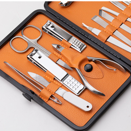 Set mit 15 Kosmetikzubehörteilen für Maniküre, Pediküre und Gesichtsbehandlungen in einem schwarz-braunen Etui – CC045