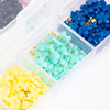Kasetka z ozdobami akrylowe kwiatki MollyNails mix kolorów Nr 2 ok. 300 sztuk