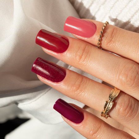 Smalto ibrido MollyNails Hearts & Kisses Dark Raspberry senza HEMA/Di-HEMA 8 g n. 193