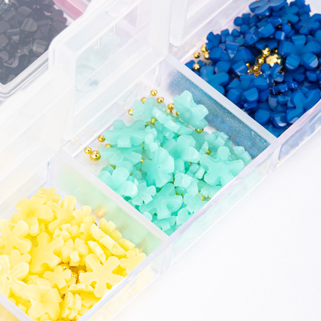 Kasetka z ozdobami akrylowe kwiatki MollyNails mix kolorów Nr 2 ok. 300 sztuk