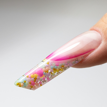 Perline colorate e gel per decorare le unghie in un astuccio assortito